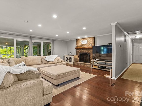 3rd image of 2409 Woodleigh Dr