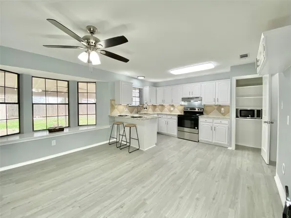 111 Deerwood Ln, Waxahachie, TX 75165