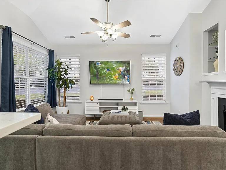 1108 Vermillion Dr — Photo 2