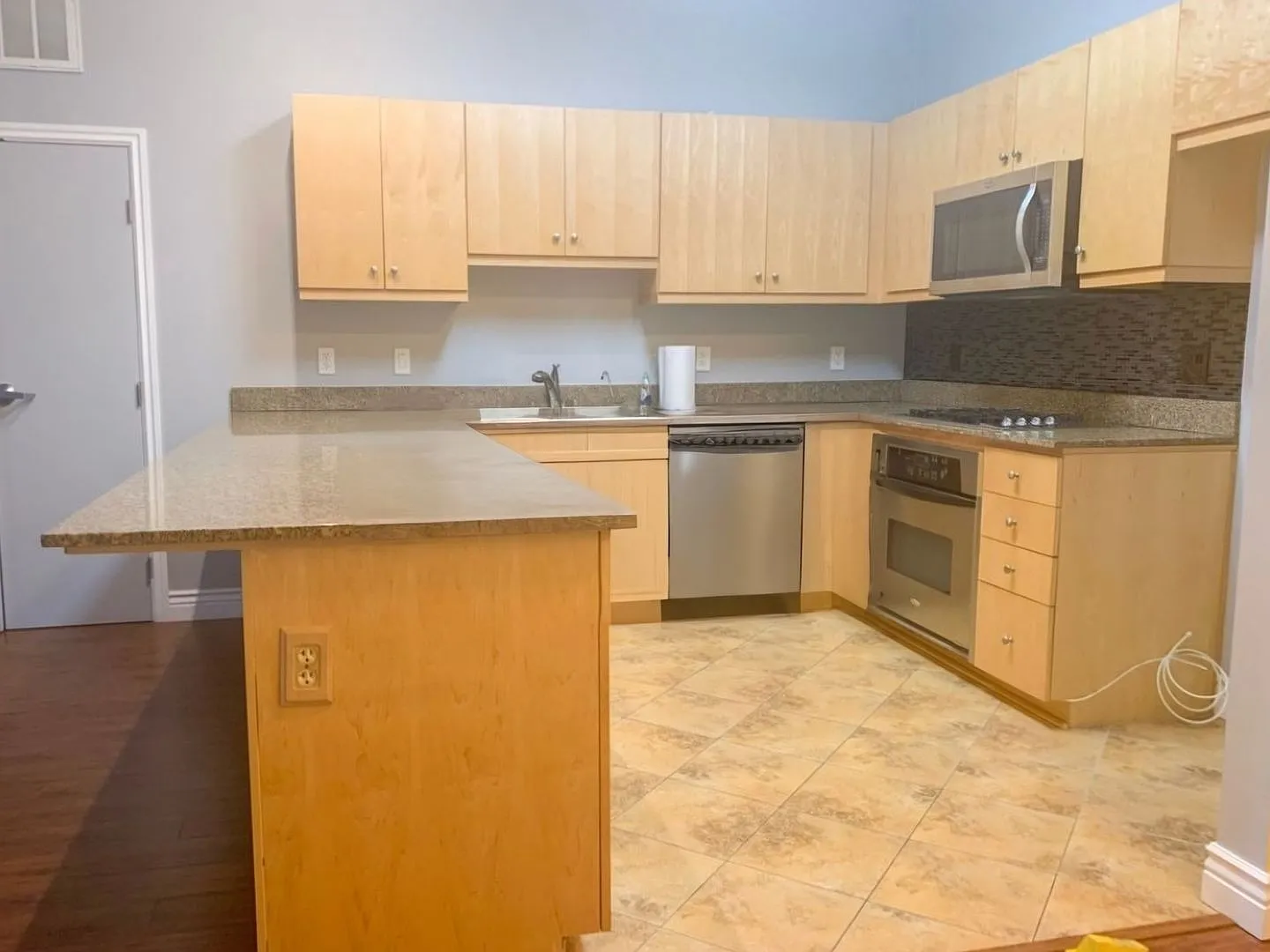 3 Bedroom Townhome in Downtown Anaheim - $500 Off 1st Month's Rent. — Photo 1