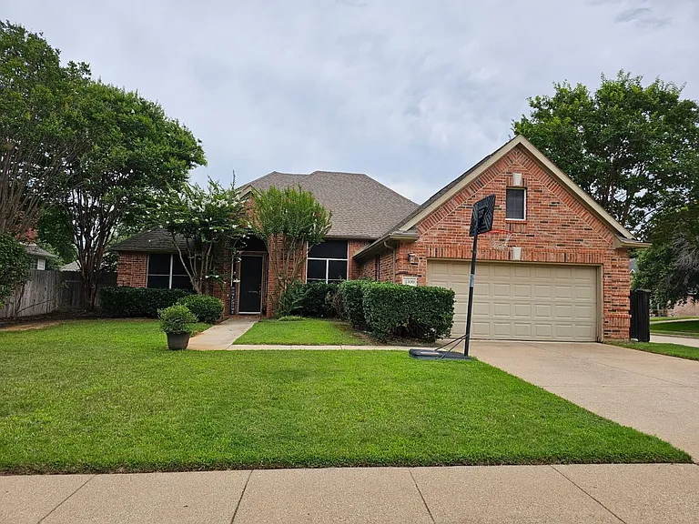 3300 Glenmoor Dr — Photo 1