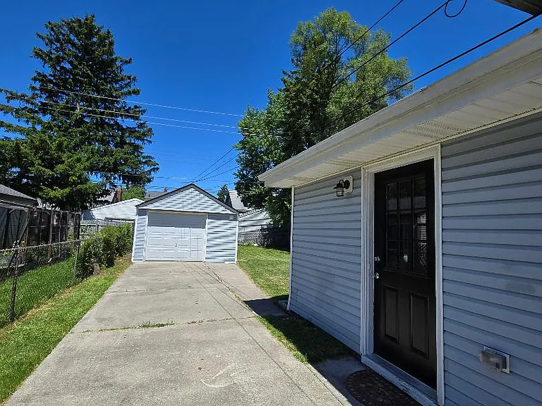 251 Spencer St — Photo 4