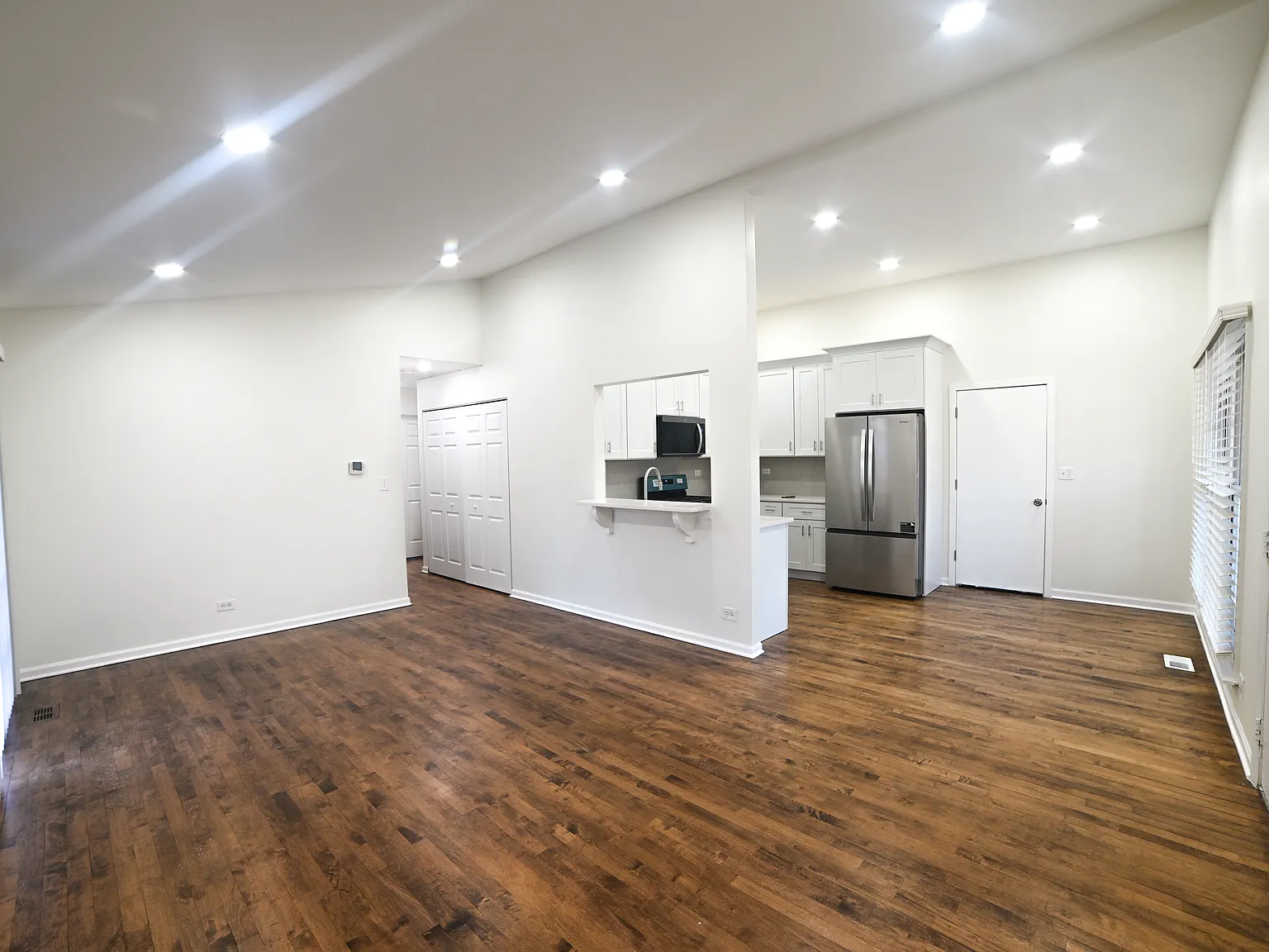 3 bed, 1100 sqft, $2,850 — Photo 2