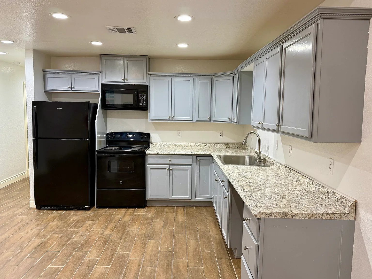 3 bed, 2.5 bath, 2080 sqft, $1,750 — Photo 3
