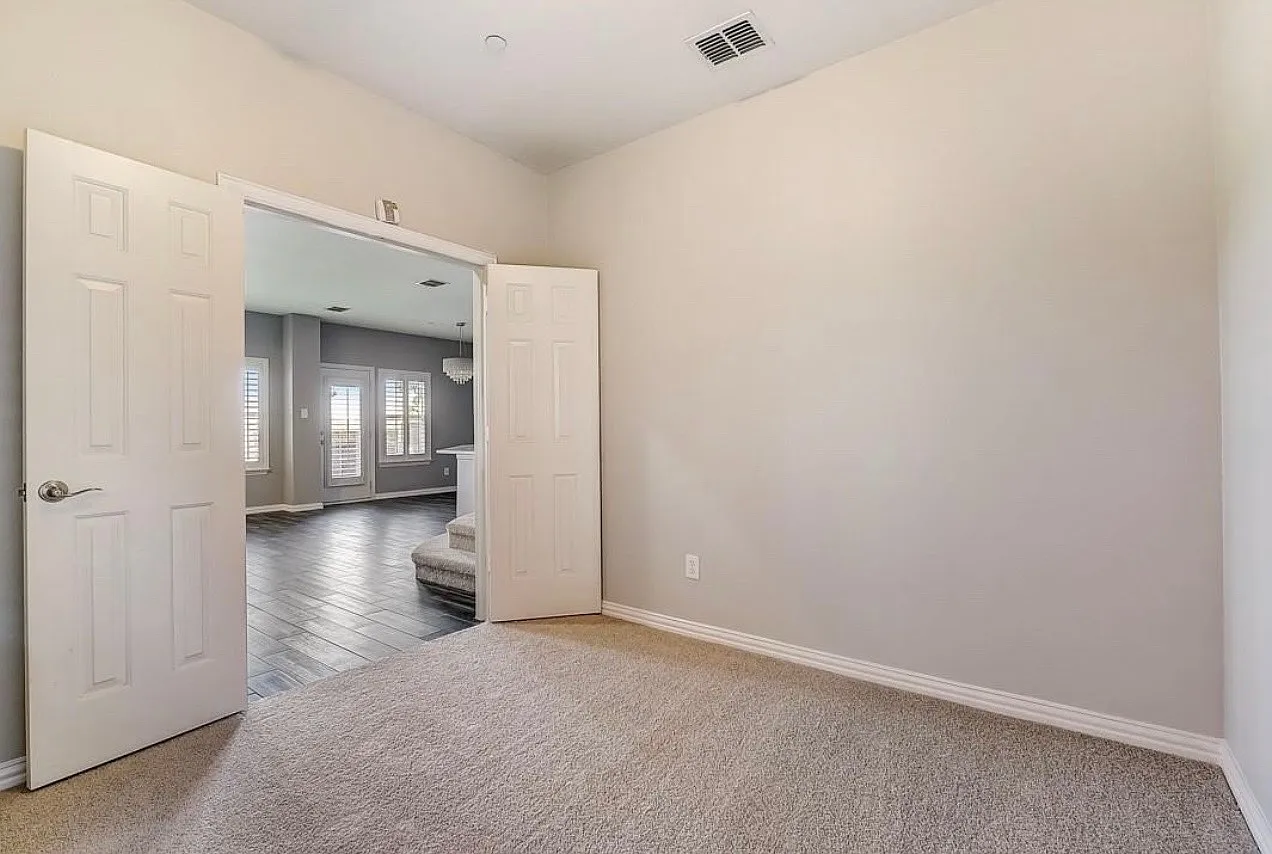 3 bed, 2002 sqft, $2,550 — Photo 3