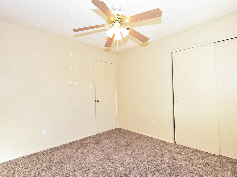 2866 S 30th Dr — Photo 15