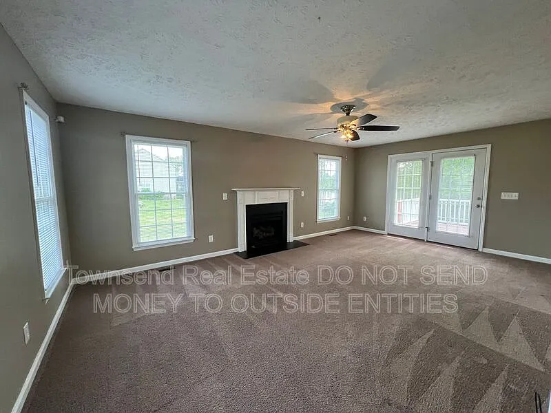 3 bed, 2.5 bath, 1650 sqft, $1,645 — Photo 2