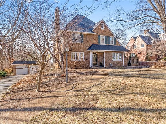 2nd image of 2121 Illini Rd