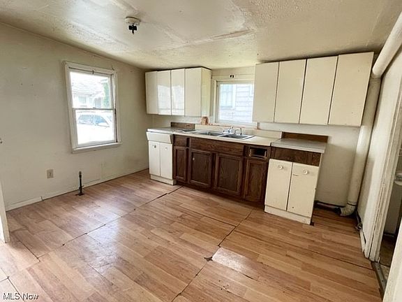 3rd image of 517 Smith St