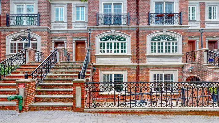 Sold by Digs Realty Group | media 9