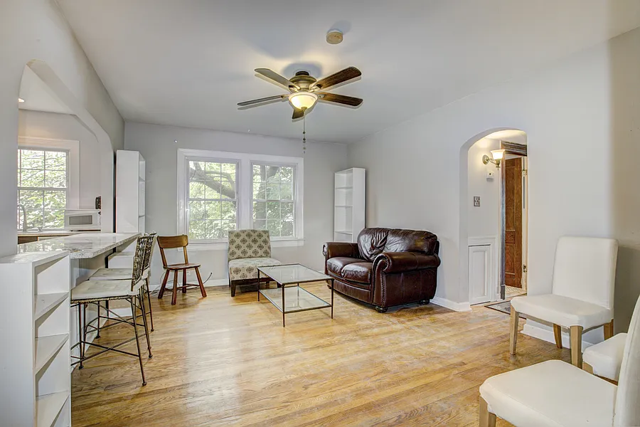 Roomy One Bedroom near Rhode Island Row! — Photo 2