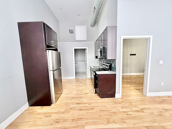 3rd image of 1521-23 W Girard Ave #1O1