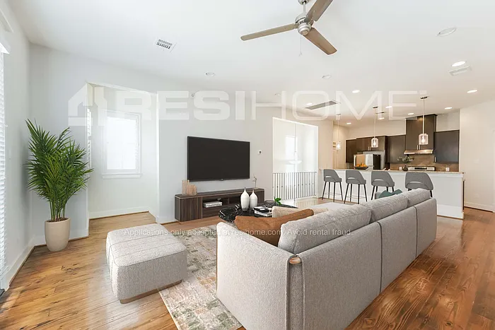 2210 Radcliffe St — Photo 3