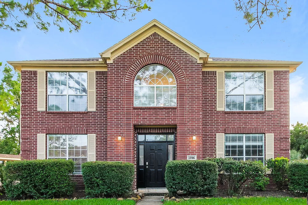 4 bed, 2.5 bath, 2616 sqft, $2,640 — Photo 1