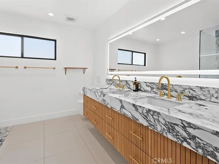5748 Vesper Ave — Photo 16