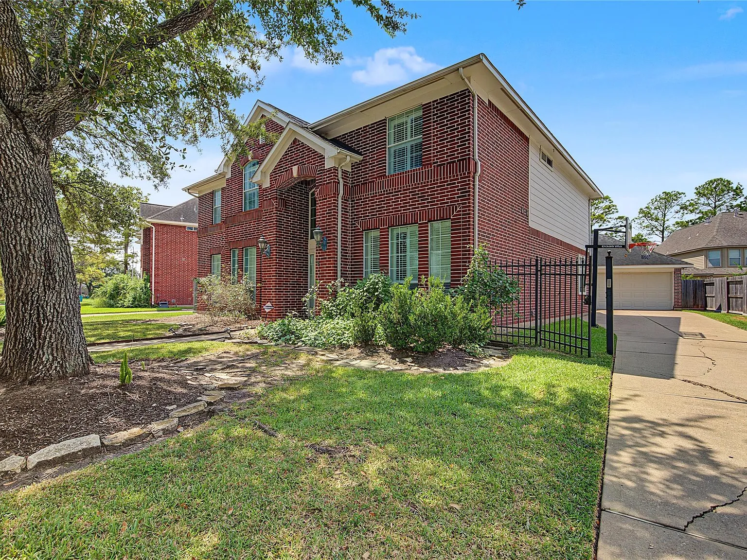 4 bed, 3.5 bath, 3211 sqft, $3,050 — Photo 2