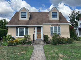 114 Elmwood St, Plainview, NY 11803