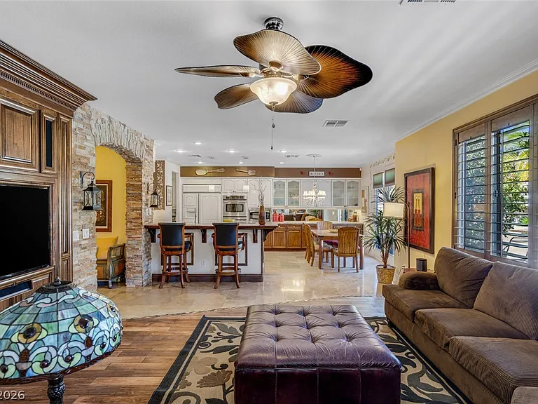 724 Pinnacle Heights Ln — Photo 15