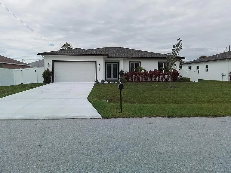 1258 SW Santiago Ave — Photo 1