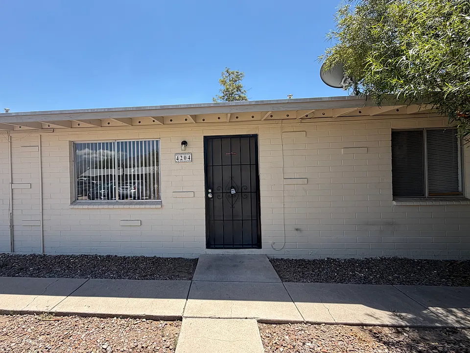 4204 E Los Robles St