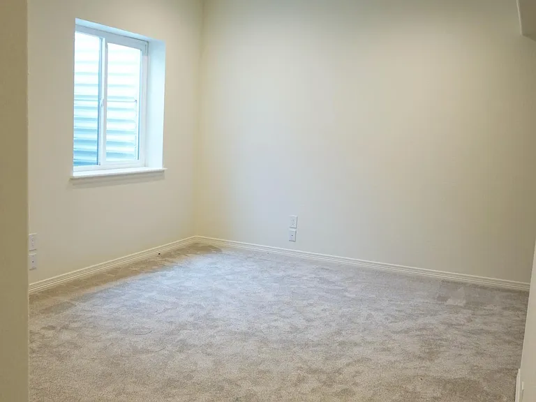 Finished basement (can be used for office/study/guest room)