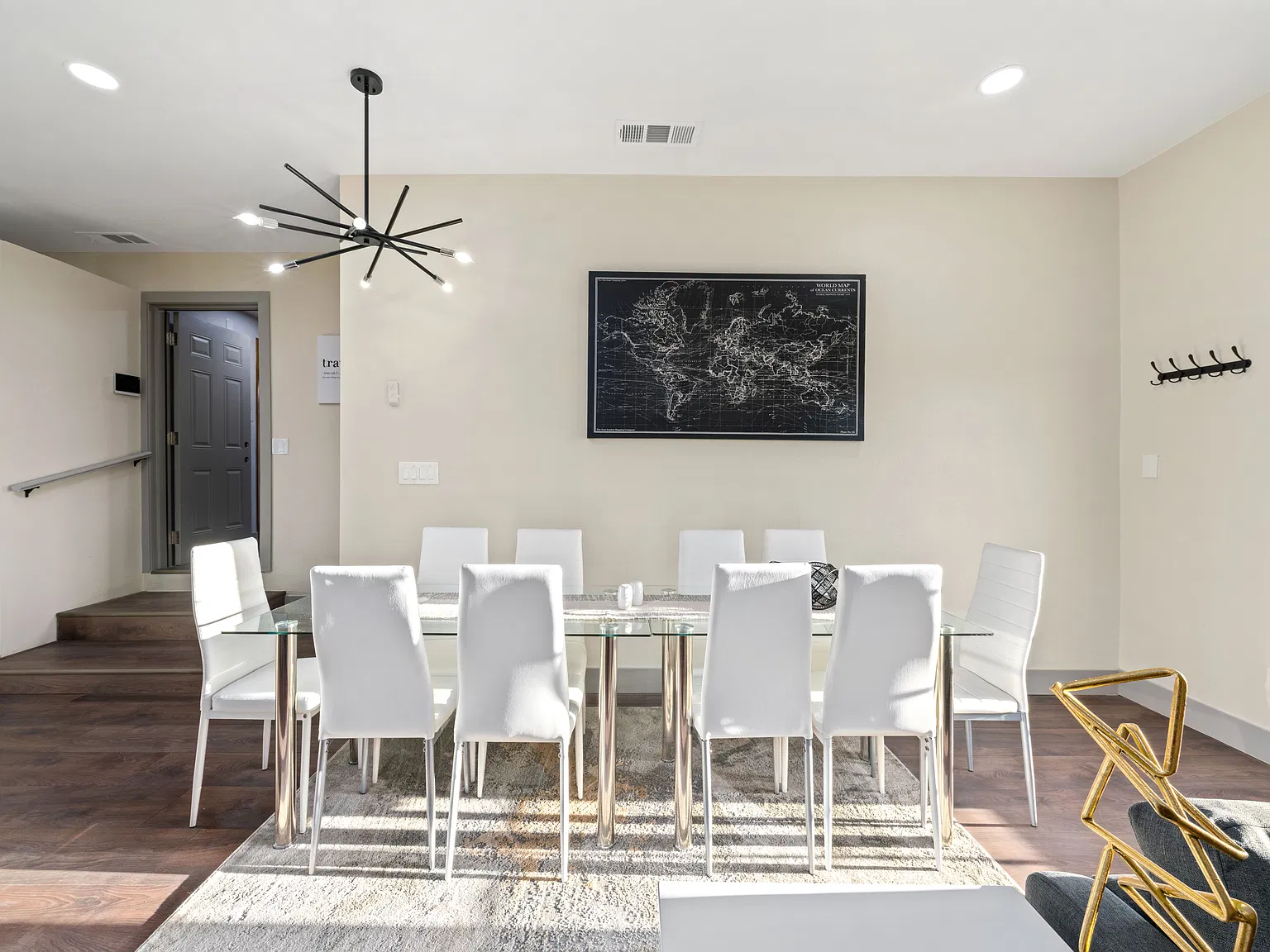 3 bed, 1323 sqft, $2,699 — Photo 4
