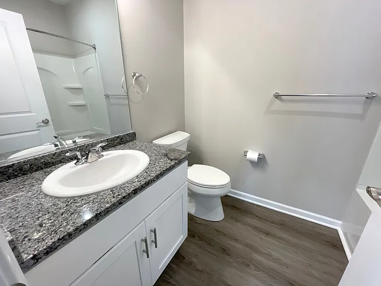 Secondary Bathroom with Tub/Shower Combo