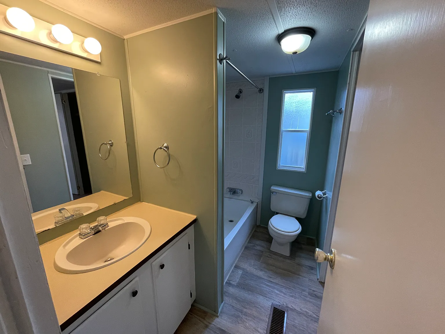 2 bed, 924 sqft, $1,100 — Photo 2