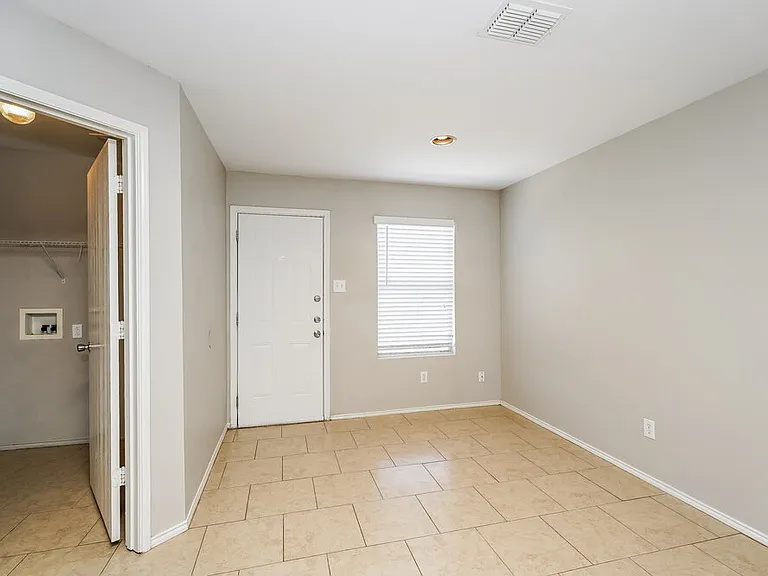 1453 Castle Ridge Rd — Photo 7