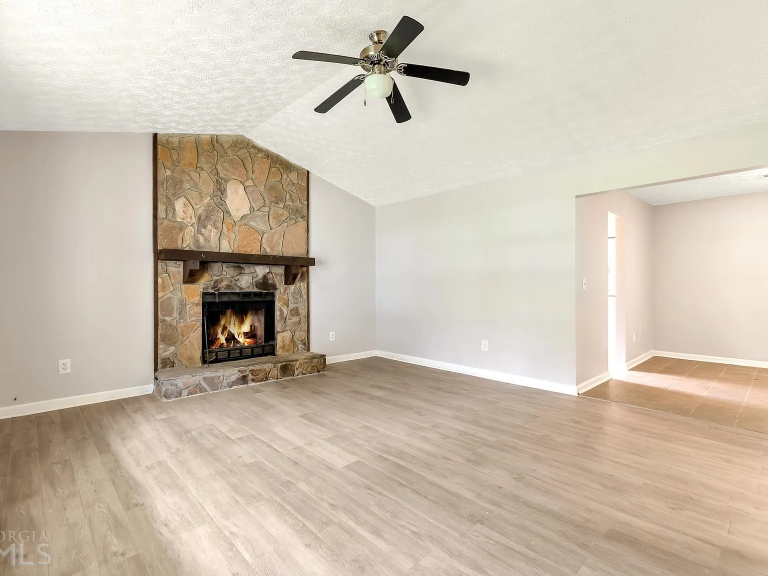 3 bed, 2.0 bath, 1096 sqft, $1,600 — Photo 3