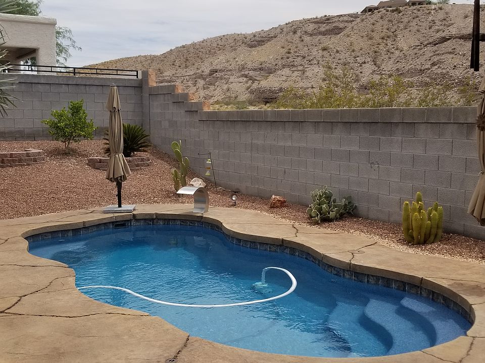 Pool w/water feature