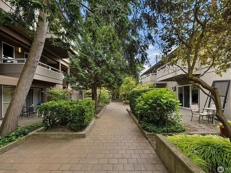 952 100th Ave NE #237 — Photo 3