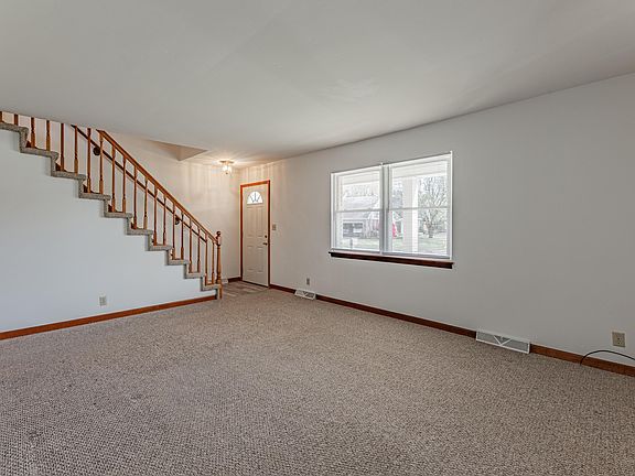 5th image of 402 Bob Court Dr