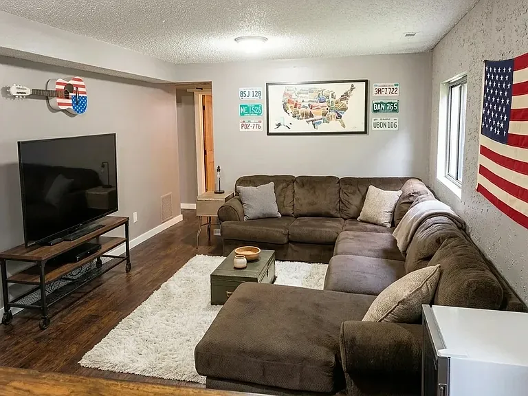6435 Chantilly Pl — Photo 3