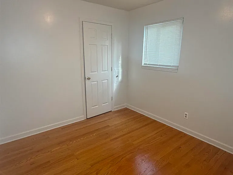 20644 Hollywood St — Photo 16