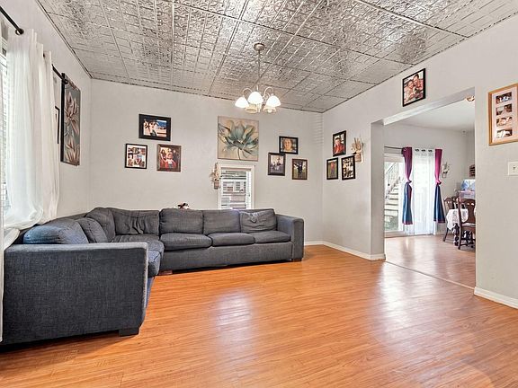 4th image of 204 Acker St E