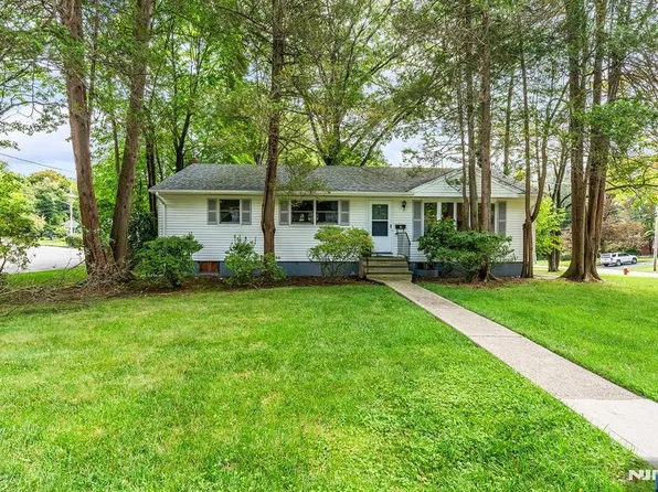 11 Mapleleaf Drive, Park Ridge, NJ 07656