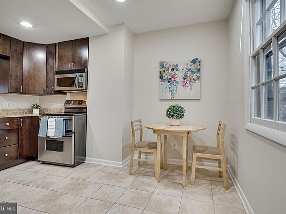 5th image of 1009 Queen St