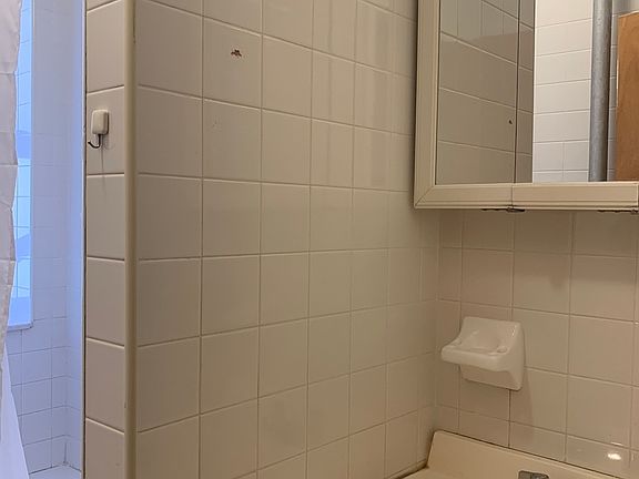 5th image of 1581 E 24th St #B6