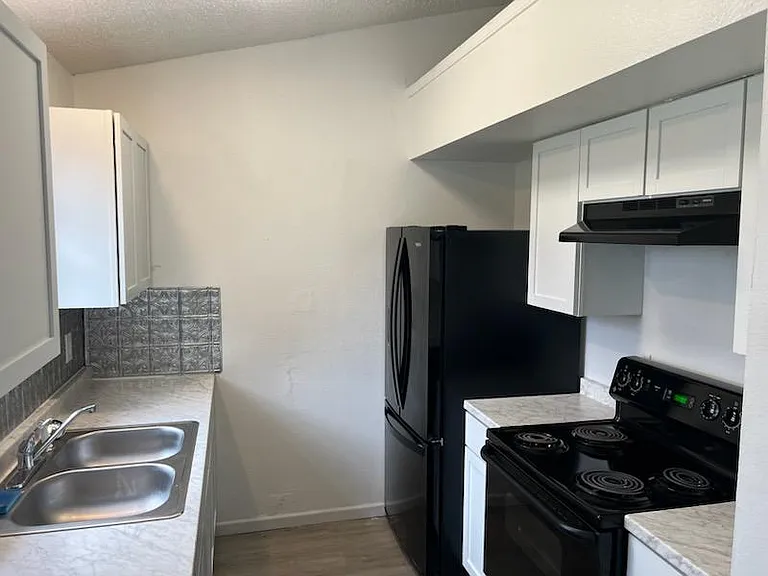 2410 Grasslands Dr — Photo 10
