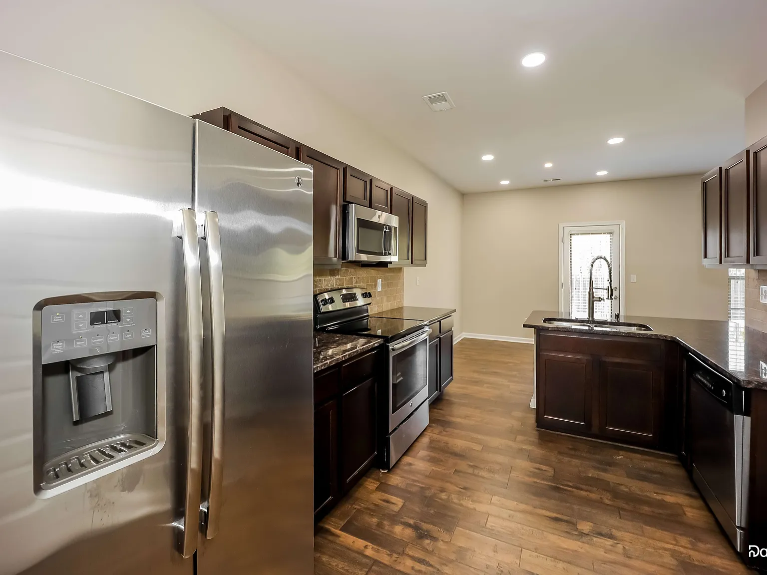 5 bed, 3.0 bath, 2652 sqft, $2,650 — Photo 2