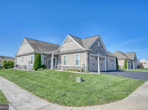 102 S Village Cir, Palmyra, PA 17078