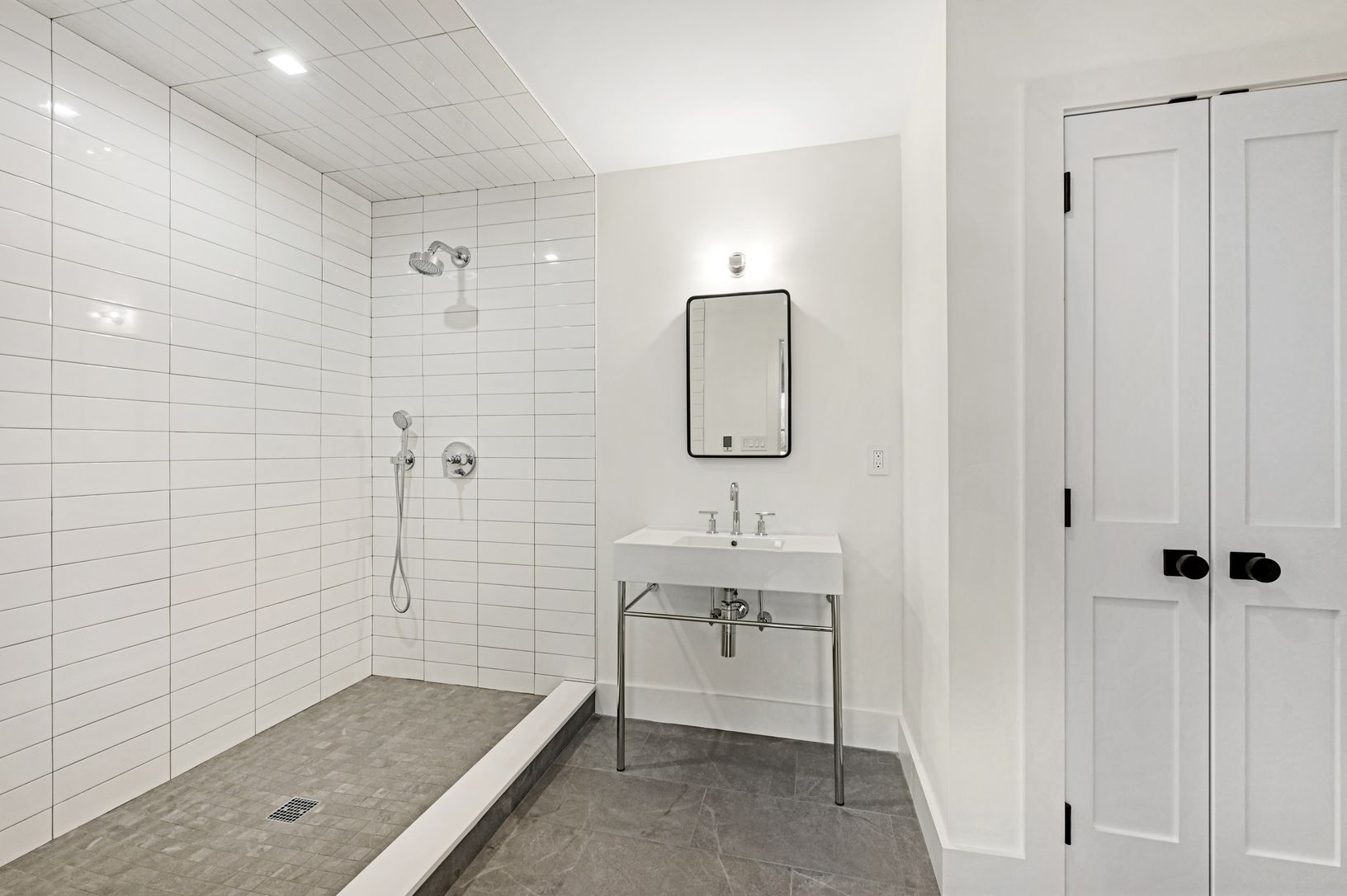  En-Suite Bath - Glass Coming Soon