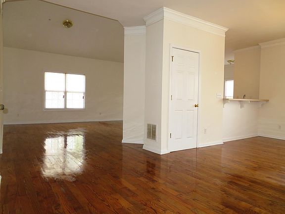 4th image of 8822 Fairview Blf