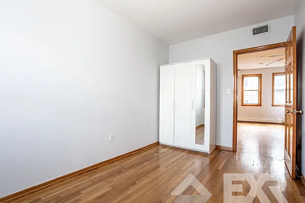 Rented by EXR | media 10