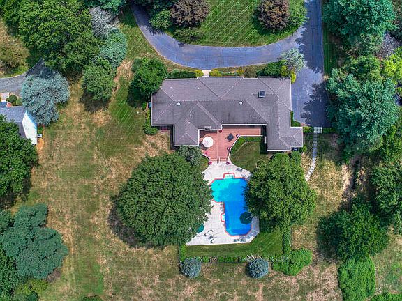 4th image of 12 Woodside Dr