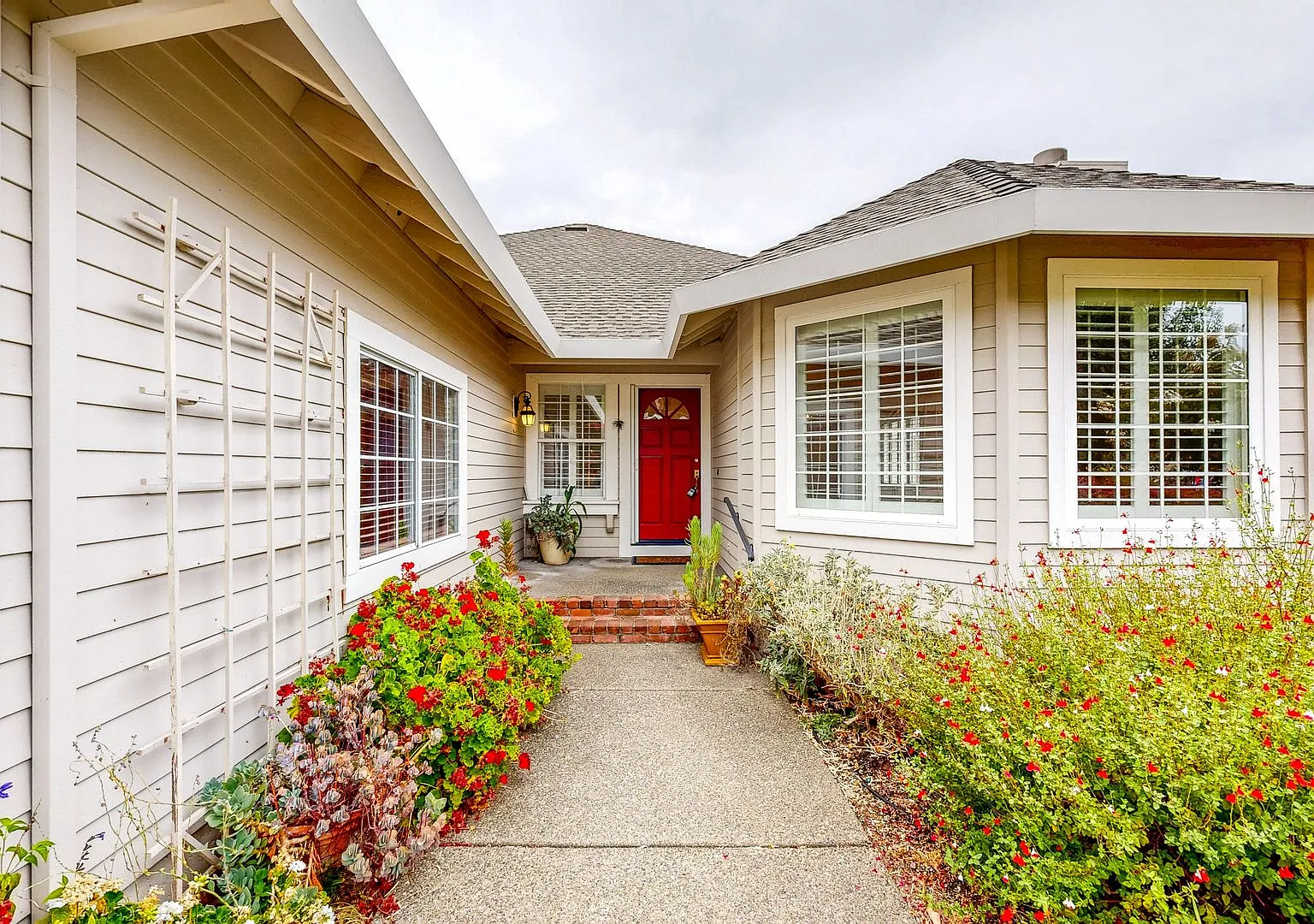 Lovely Three Bedroom Two Bathroom Single Level Home in Oakmont — Photo 4
