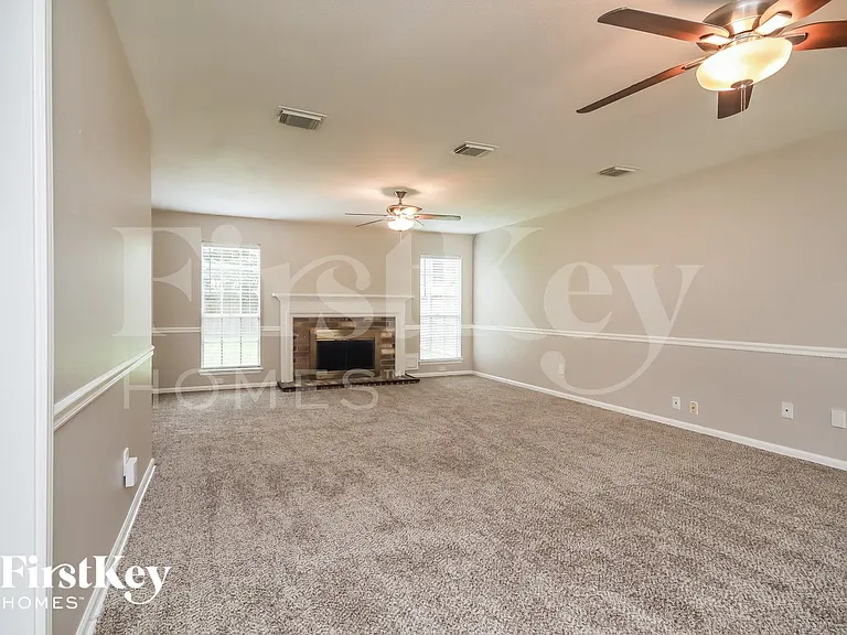 4004 Ashwood Dr — Photo 2