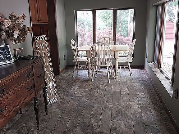 Foyer/breakfast nook.
