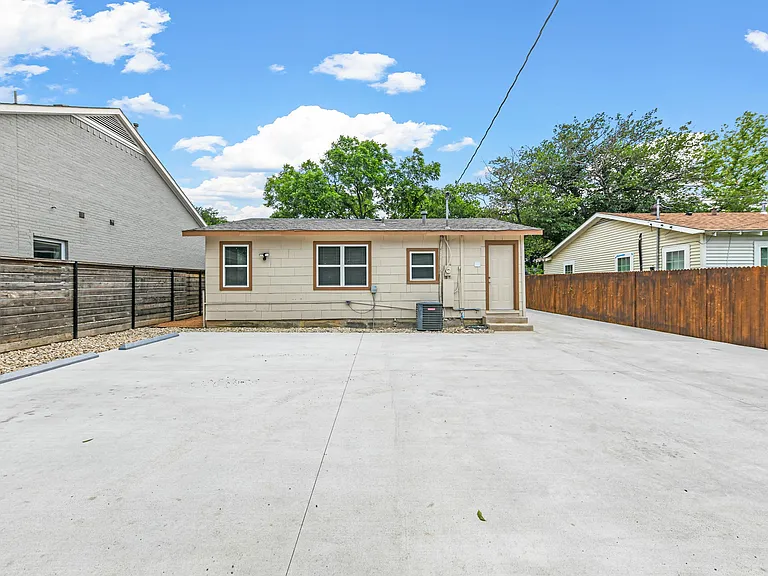 2717 Townsend Dr — Photo 28